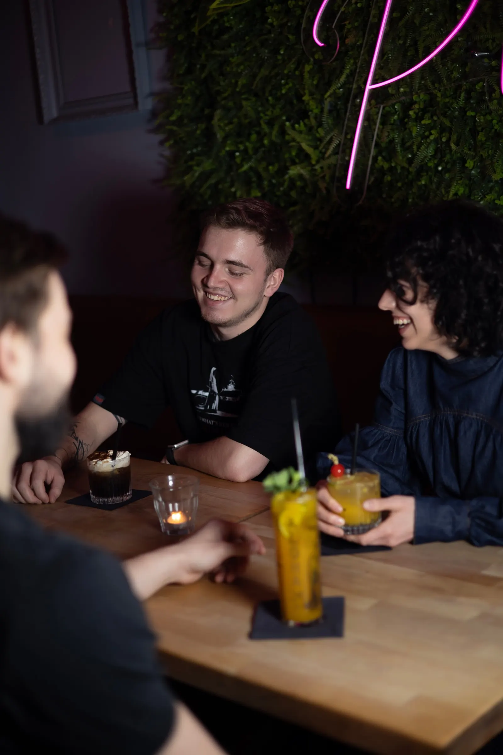 Přátelé u drinku ve večerním baru na Letné